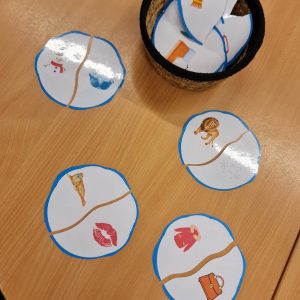 Kleuterjuffie sneeuwballen rijmspel